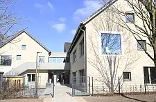 In das von der Brebau erstellte Haus in Arsten zieht jetzt Leben ein. 100 Kinder werden dort spielen und lernen. Foto: Senatspressestelle