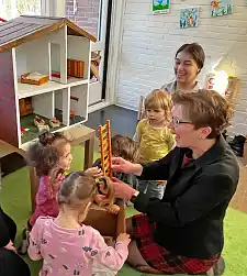 Justizsenatorin Claudia Schilling machte sich mit den neuen Eigentümern und Eigentümerinnen umgehend an die Einrichtung des in der JVA grundsanierten Puppenhauses.  Foto: Justiz und Verfassung