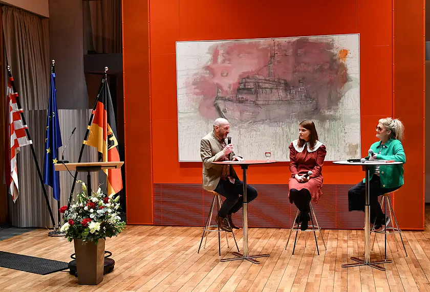 Michael Biedowicz im Gespräch mit Miriam Klingl und Silke Moorhoff. Foto: Landesvertretung Bremen