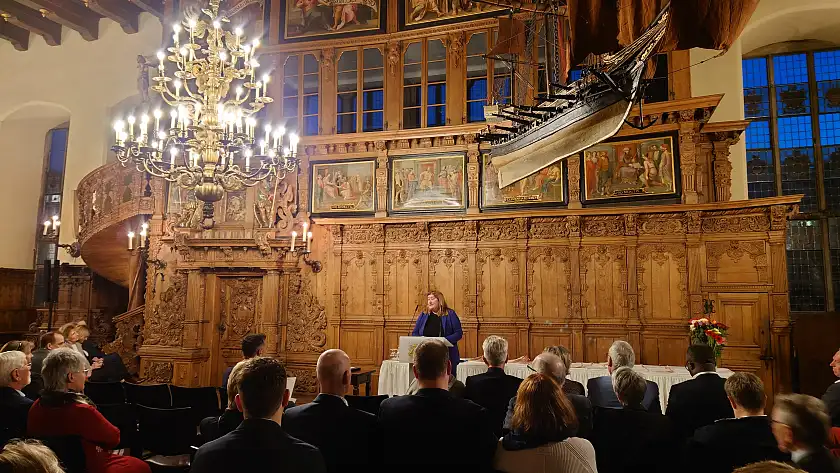 Sportsenatorin Anja Stahmann ehrt in der Oberen Halle des Bremer Rathauses die Besten im Sport aus dem Wettbewerbsjahr 2022. Foto: Patrick Zwißler 