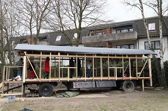 Entkernter Zirkuswagen, der von Schülerinnen und Schülern der Jahrgangsstufe 7 neu aufgebaut wird. Foto: SKB