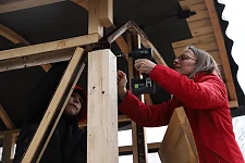 Kinder – und Bildungssenatorin Sascha Karolin Aulepp unterstützt beim Ausbau des Zirkuswagens für die Draußenschule. Foto: SKB
