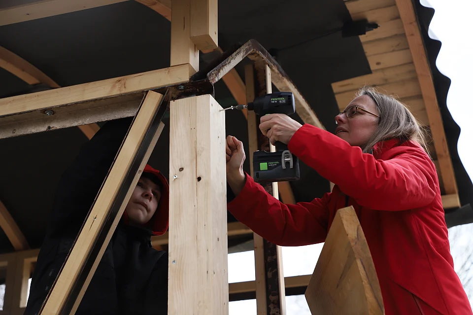 Kinder – und Bildungssenatorin Sascha Karolin Aulepp unterstützt beim Ausbau des Zirkuswagens für die Draußenschule. Foto: SKB