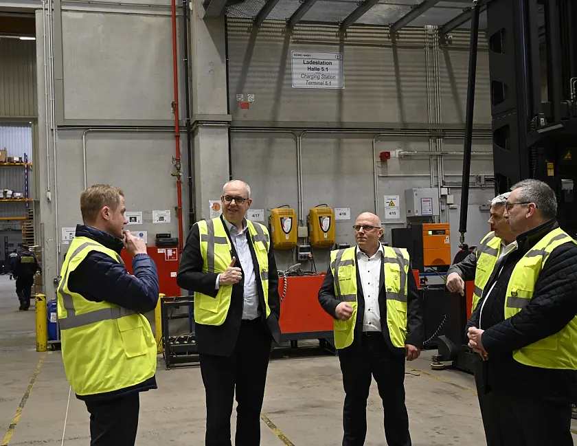 Im Austausch mit der Geschäftsführung von Kühne + Nagel: (v.l.n.r.) Christian Brüseke, Andreas Bovenschulte, Torsten Fitzner, Detlef Quint, Axel Krichel. Foto: Senatspressestelle