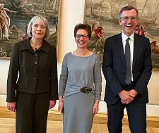 Justizsenatorin Claudia Schilling (Mitte) gemeinsam mit der neuen (und ersten) Präsidentin des Bremer Finanzgerichts, Dr. Gerlind Wendt, und ihrem Vorgänger Lutz Hoffmann – nunmehr Finanzgerichtspräsident a.D.. Foto: Justizressort