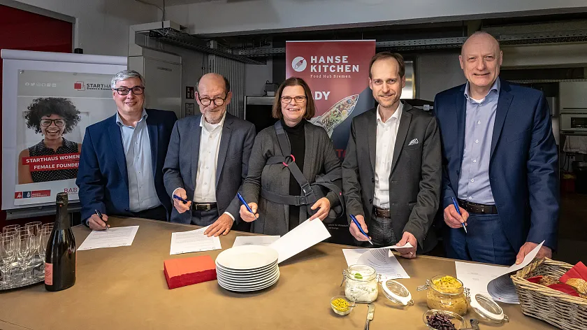 Von links nach rechts: Christian Holz, Projektleiter HANSE KITCHEN, Hans Peter Schneider, Geschäftsführer M3B GmbH, Kristina Vogt, Senatorin für Wirtschaft, Arbeit und Europa, Ralf Stapp, Vorsitzender Geschäftsführer BAB – Die Förderbank, Michael Lücken, Geschäftsführer BAB – Die Förderbank. Foto: SWAE/Jan Rathke