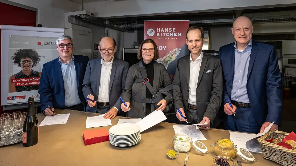 Von links nach rechts: Christian Holz, Projektleiter HANSE KITCHEN, Hans Peter Schneider, Geschäftsführer M3B GmbH, Kristina Vogt, Senatorin für Wirtschaft, Arbeit und Europa, Ralf Stapp, Vorsitzender Geschäftsführer BAB – Die Förderbank, Michael Lücken, Geschäftsführer BAB – Die Förderbank. Foto: SWAE/Jan Rathke