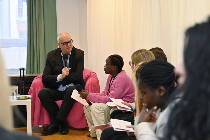Auf dem heißen Stuhl: Mädchen von den Gewitterziegen e.V. löchern Bürgermeister Bovenschulte. Foto: Senatspressestelle