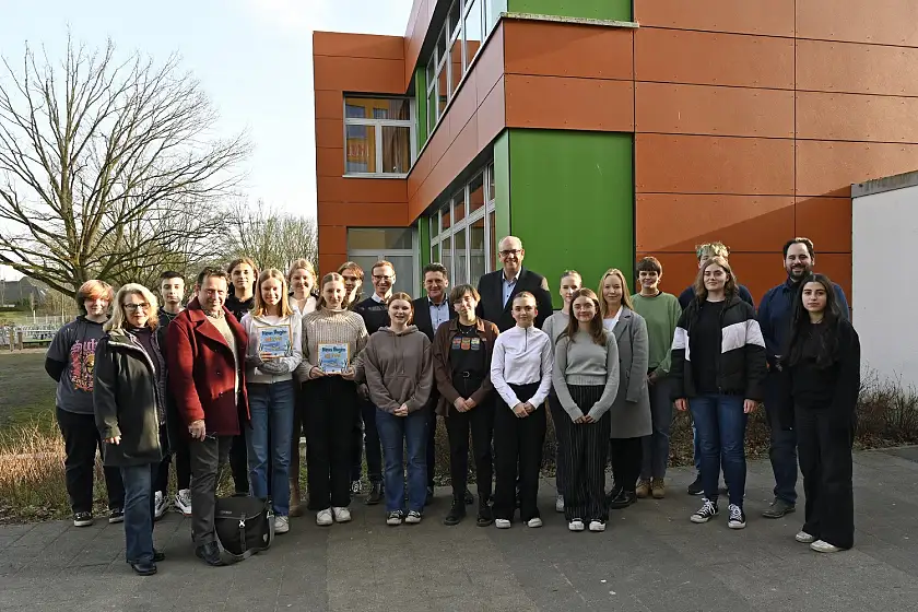 Bürgermeister Bovenschulte (9. von re.) zu Besuch bei der Wilhelm-Kaisen-Oberschule. Foto: Senatspressestelle