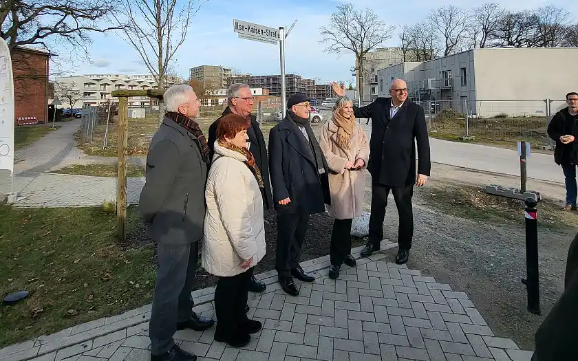 Weihten die Ilse-Kaisen-Straße offiziell ein: (von re.) Bürgermeister Andreas Bovenschulte, Sabine Schöbel, (Koordinatorin Stadtleben Ellener Hof), André Vater (Vorstand Bremer Heimstiftung), o	Horst Brüning (Vorsitzender des Vorstands der Wilhelm und Helene Kaisen-Stiftung), Christine Haase und Wolfgang Haase (Beiratssprecher Beirat Osterholz).Foto: Senatspressestelle