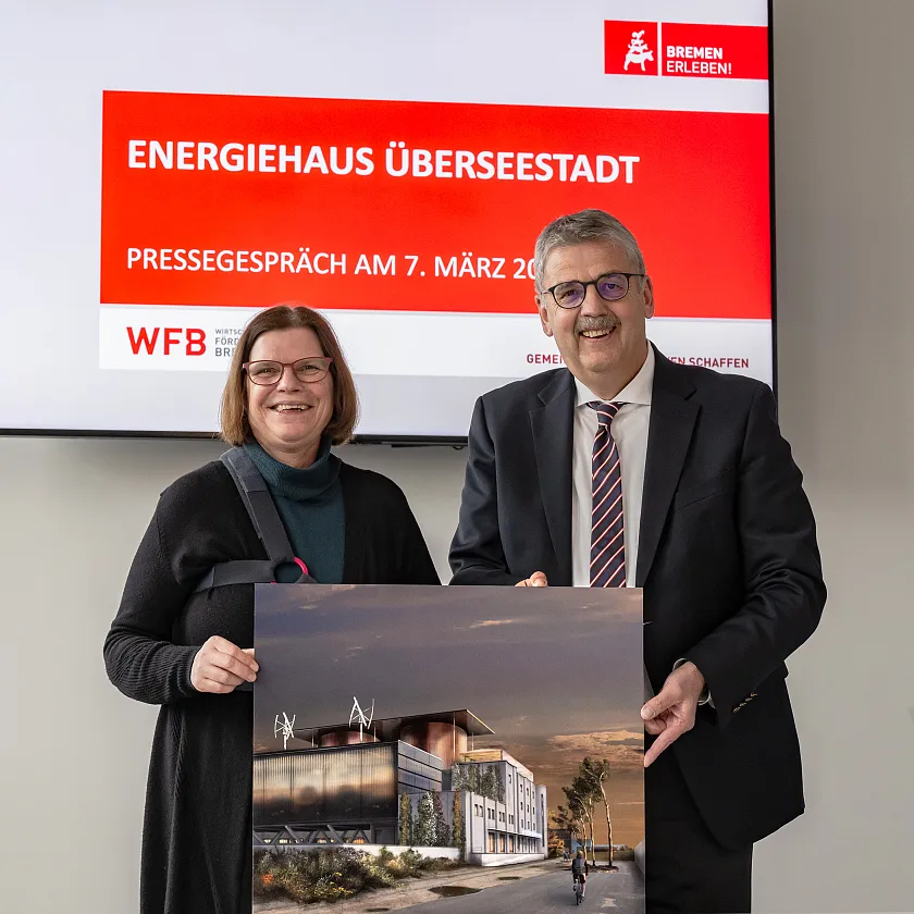 Wirtschaftssenatorin Kristina Vogt und WFB-Geschäftsführer Andreas Heyer stellten eine Ideenskizze vor, wie das alte Kühlhaus in der Überseestadt als Energiehaus zu einer hochmodernen Energieleitzentrale umgestaltet werden könnte. Foto: WFB/Rathke