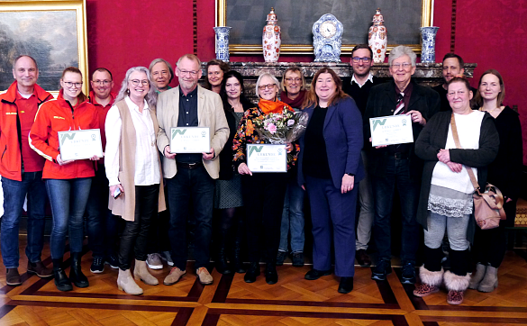 Sozialsenatorin Anja Stahmann (sechste von rechts) konnte den Ehrenamtspreis an vier Organisationen verleihen, die sich in vorbildlicher Weise um die Allgemeinheit kümmern. Foto: Sozialressort