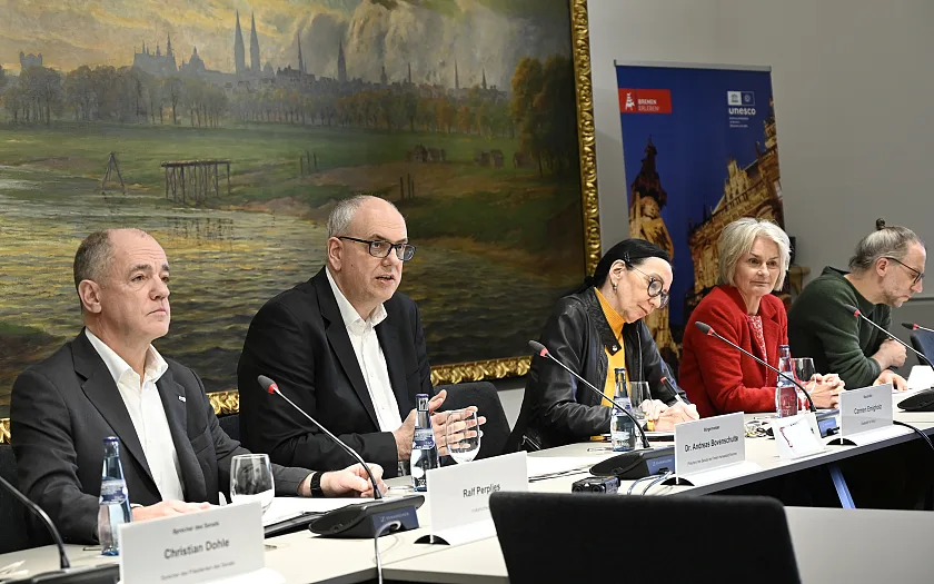 Der Leiter der Volkshochschule, Ralf Perplies, Bürgermeister Andreas Bovenschulte, Staatsrätin für Kultur, Carmen Emigholz, Projektleiterin des Virtuellen Literaturhauses, Heike Müller, und Geschäftsführer des Literatur Kontors, Jens Laloire, informieren im Rahmen einer Pressekonferenz über die Pläne für das Stadtmusikanten- und Literaturhaus in der Bremer Innenstadt. Foto: Senatspressestelle