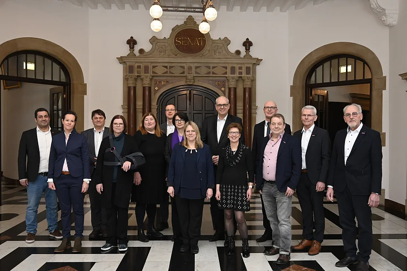 Die Mitglieder des Senats sowie Vorstand und Geschäftsführung der Handwerkskammer Bremen vor dem Senatssaal. Foto: Senatspressestelle
