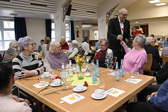 Bürgermeister Andreas Bovenschulte verteilt Blumen beim Ehrenamtsempfang des Vereins Aktive Menschen Bremen, nicht nur weil heute Weltfrauentag ist. Foto: Senatspressestelle