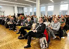 Gut 90 Gäste waren der Einladung zum Fachtag in den Kultursaal der Arbeitnehmerkammer gefolgt. Foto: SJV