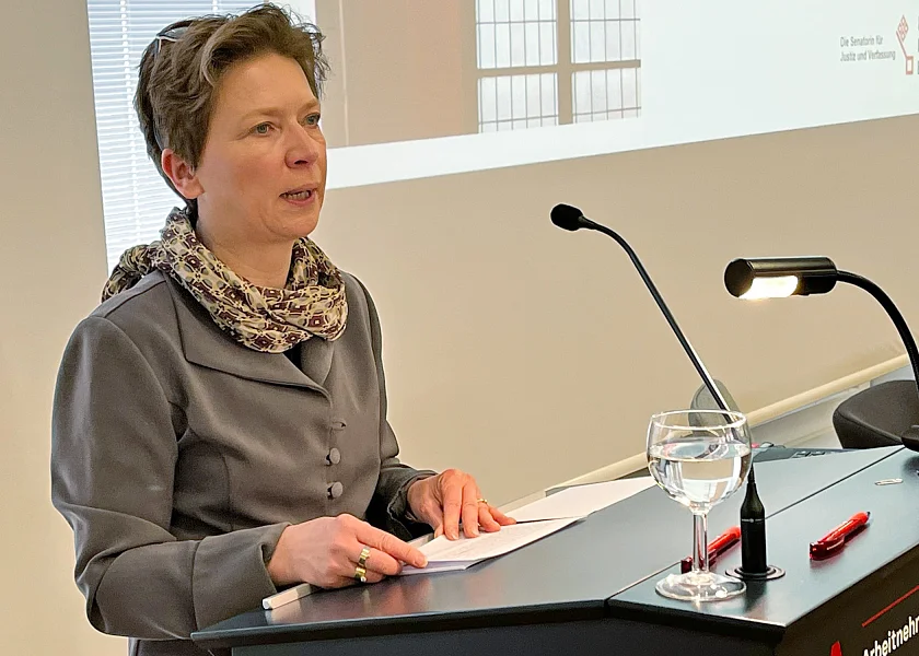 Justizsenatorin Schilling betonte, dass der Rechtsstaat über die Strafverfolgung hinaus immer auch die Opfer in dne Blick nehmen müsse. Foto: SJV