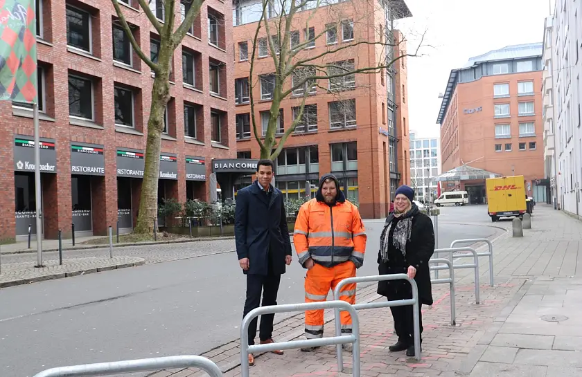 In der Birkenstraße konnten sich (von links) Rick Graue (Leiter Amt für Straßen und Verkehr), Jannis Walter (VB Absperr- und Verkehrstechnik Bremen GmbH) und Senatorin Dr. Maike Schaefer die ersten neue Parkbügel für Räder ansehen. Foto: ASV