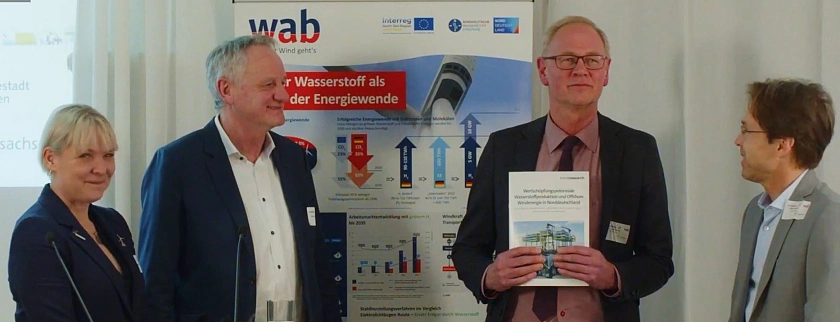 Sehen in der Wasserstofftechnik großes Potenzial (von links): Heike Winkler (Managing Director wab), Heiko Stohlmeyer (PwC Deutschland), Staatsrat Sven Wiebe, Dirk Briese (Geschäftsführer trend:research). Foto: Privat