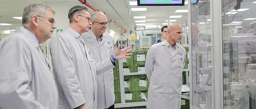 Ließen sich über die Produktion im Bremer Hella-Werk informieren (von links): Andreas Heyer (Geschäftsführer der Wirtschaftsförderung Bremen GmbH), Markus Mengkowski (Leiter Produktion Hella Fahrzeugkomponenten GmbH), Bürgermeister Andreas Bovenschulte, Kai Jürgens (Senatskanzlei). Foto: Roland Furtwänger