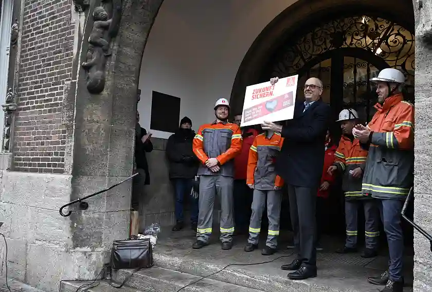 Von Auszubildenden der Bremer Hütte erhielt Bürgermeister Andreas Bovenschulte einen stählernen Brief mit den Forderungen der IG-Metall. Foto: Senatspressestelle
