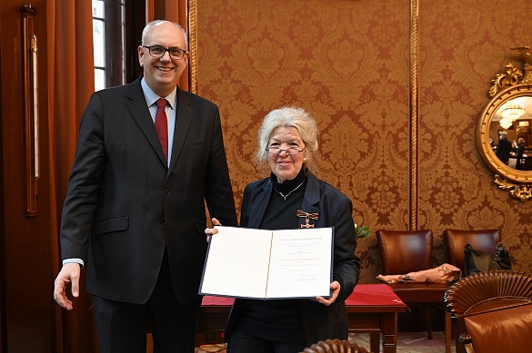 Bürgermeister Bovenschulte überreicht das Verdienstkreuz am Bande an Gabriele Steinbach. Foto: Senatspressestelle