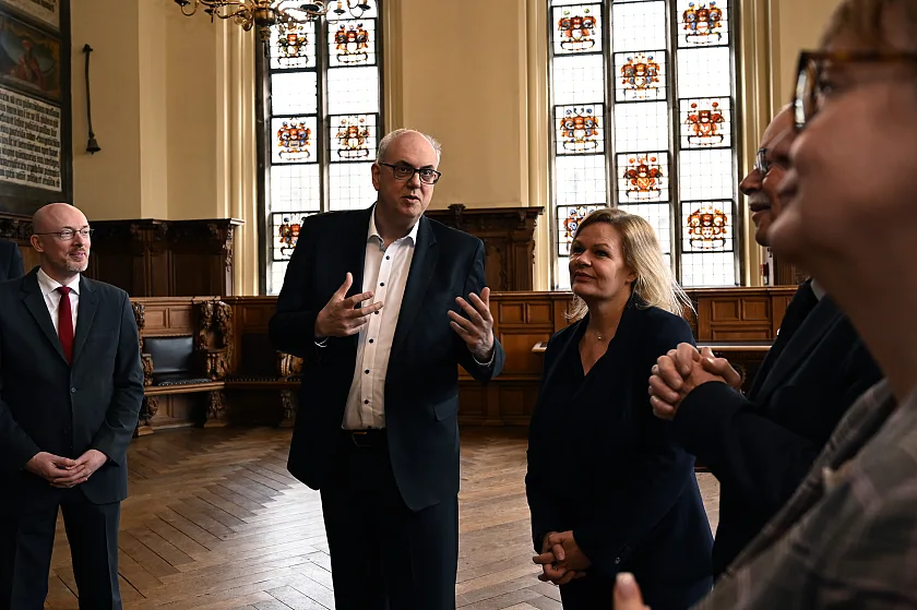 Besichtigung des Oberen Halle des Rathauses mit Erläuterungen des Hausherren (von links): Innenminister Christian Pegel (Mecklenburg- Vorpommern), Bürgermeister Bovenschulte, Innenministern Nancy Faeser, Innensenator Ulrich Mäurer und die neue niedersächsische Innenministern Daniela Behrens. Foto: Senatspressestelle