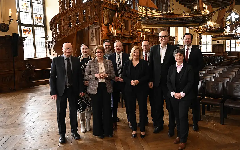 Die Teilnehmerinnen und Teilnehmer der A-IMK (vordere Reihe von links): Ulrich Mäurer (Bremen), Daniela Behrens (Niedersachsen), Nancy Faeser (Bundesministerin), Staatssekretärin Nicola Böcker-Giannini, (Berlin), (mittlere Reihe von links) Katharina Schenk (Staatssekretärin Thüringen),Andy Grote (Hamburg), Bürgermeister Andreas Bovenschulte, (hintere Reihe von links) Reinhold Jost (Saarland), Christian Pegel (Mecklenburg- Vorpommern), Dirk Wiese (stellv. Fraktionsvorsitzender der SPD Bundestagsfraktion). Foto: Senatspressestelle