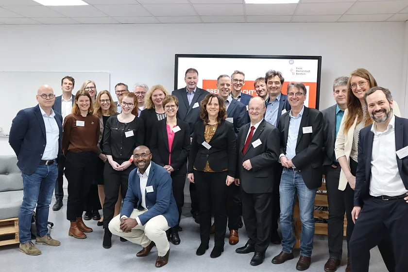 Bremens Finanzstaatsrat Dr. Martin Hagen (8. v.r.) und Dr. Markus Richter, Beauftragter der Bundesregierung für Informationstechnik (9. v.r.) inmitten der Köpfe, die Bremens Verwaltung digital denken und machen. Foto: Finanzressort