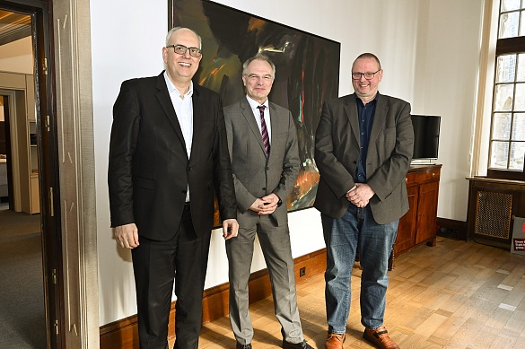 Austausch im Rathaus (von links): Bürgermeister Andreas Bovenschulte, DLR-Intendant Stefan Raue und Staatsrat Olaf Joachim. Foto: Senatspressestelle