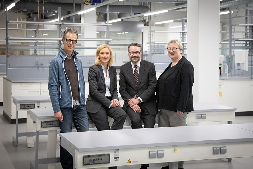 Im neuen Forschungs- und Lehrgebäude des BIOM (von links): Prof. Michael Friedrich (Fachbereich Biologie/Chemie), Rektorin Prof. Jutta Günther, Staatsrat Tim Cordßen-Ryglewski und Uni-Kanzlerin Frauke Meyer. Foto: Jens Lehmkühler/Universität Bremen