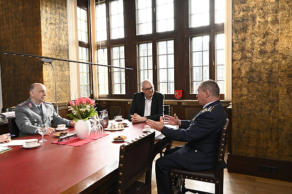 Bürgermeister Andreas Bovenschulte im Gespräch mit Oberst Dorfmüller (rechts) und seinem designierten Nachfolger, Oberst Timm (links). 