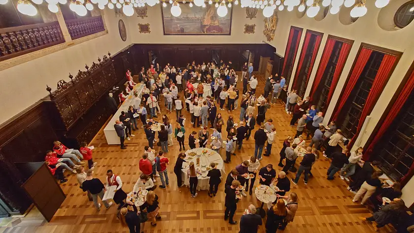 An die Festreden in der Oberen Rathaushalle schließt sich die Feier im Festsaal des Rathauses an.  Foto: Patrick Zwißler