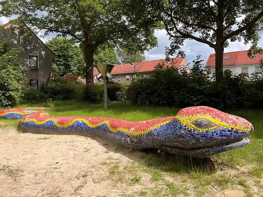 Die Schlange wacht über den Spielplatz und stellt sicher, dass die Kinder an den weiteren Planungen beteilig werden. Foto: Sozialressort