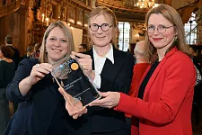 Dr. Maike Schäfer, Carmen Vullriede (SKUMS) und Sara Moltmann (Bundesgeschäftsstelle European Energy Award, EEADr. Maike Schaefer, Carmen Vullriede (SKUMS) und Dr. Diana Wehlau (kommissarische Abteilungsleiterin Klima, Energiewende und Umweltinnovationen  im Umweltressort) mit der Auszeichnung.  Foto: Michael Bahlo/SKUMS) mit der Auszeichnung.  Foto: Michael Bahlo/SKUMS