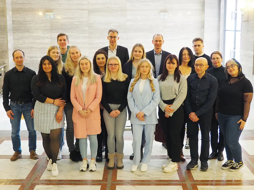 Die ausgezeichneten Projektteams des Aus- und Fortbildungszentrums zusammen mit Finanz-Staatsrat Dr. Martin Hagen (hinten Mitte), dem Geschäftsführer der Klimaschutzagentur energiekonsens, Martin Grocholl (rechts davon) und der Leiterin des AFZ, Katja Lessing (2. v.r.).Foto: energiekonsens