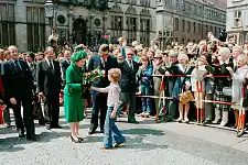 Staatsbesuch von Queen Elizabeth II 1978 in Bremen. Beim Gang über den Marktplatz mit Bürgermeister Hans Koschnick überreicht ein kleiner Junge der Queen einen Blumenstrauß. Foto: Klaus Hönke © Fotoarchiv SKB-Bremen
