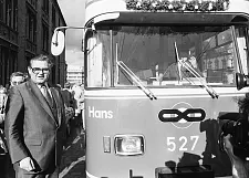 Bürgermeister Hans Koschnick steigt in die Straßenbahn, die auf den Namen Hans getauft ist. Foto: Ursula Borucki © Fotoarchiv SKB-Bremen