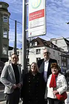 Präsentieren den neuen Haltestellennamen: Thorsten Harder (BSAG, Technik-Vorstand), Bürgermeisterin Dr. Maike Schaefer, Bürgermeister Dr. Andreas Bovenschulte und Beiratssprecherin Barbara Wulff. Foto: Senatspressestelle