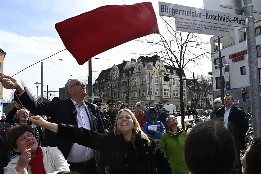 Bürgermeister-Koschnick-Platz: Bürgermeister Dr. Andreas Bovenschulte, Bürgermeisterin Dr. Maike Schaefer und Beiratssprecherin Barbara Wulff enthüllen das neue Straßenschild. Foto: Senatspressestelle