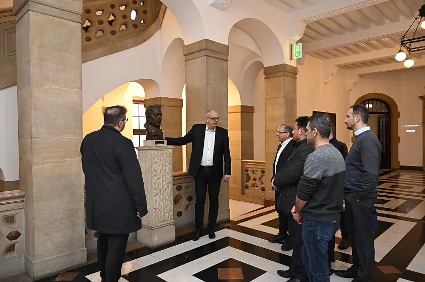Vor dem Meinungsaustausch mit dem neuen Vorstand der Schura Bremen führte Bürgermeister Andreas Bovenschulte die Gäste durch das Rathaus. Foto: Senatspressestelle
