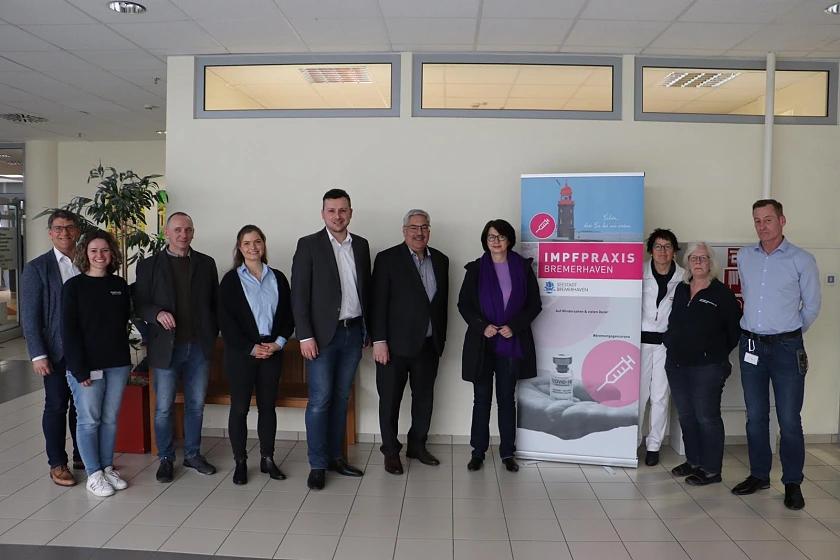 Senatorin Claudia Bernhard (4. von rechts) und Bremerhavens Oberbürgermeister Melf Grantz (5. von rechts) besuchen Impfstelle. Foto: Gesundheitsressort 