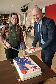 Wirtschaftssenatorin Kristina Vogt und WFB-Geschäftsführer Oliver Rau eröffnen das Themenjahr Genussufer 2023 - Bremen am Wasser erleben. Foto: WFB/Jan Rathke