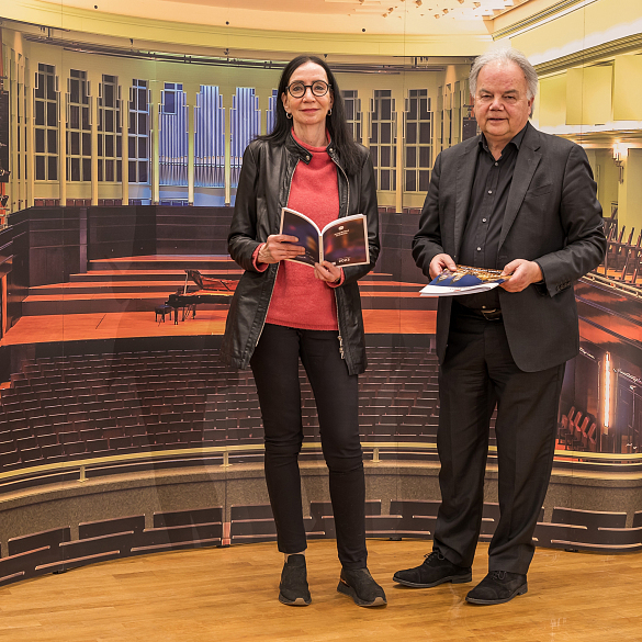 Kulturstaatsrätin Carmen Emigholz und Intendant Prof. Thomas Albert präsentieren das Programm des 34. Musikfest Bremen. Foto: Patric Leo
