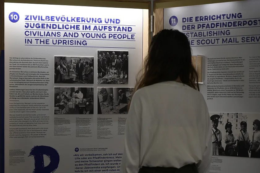 Ausstellung des Bundes der Pfadfinderinnen und Pfadfinder über die Pfadfinderpost während des Warschauer Aufstandes 1944 in der Unteren Halle. Foto: Senatspressestelle