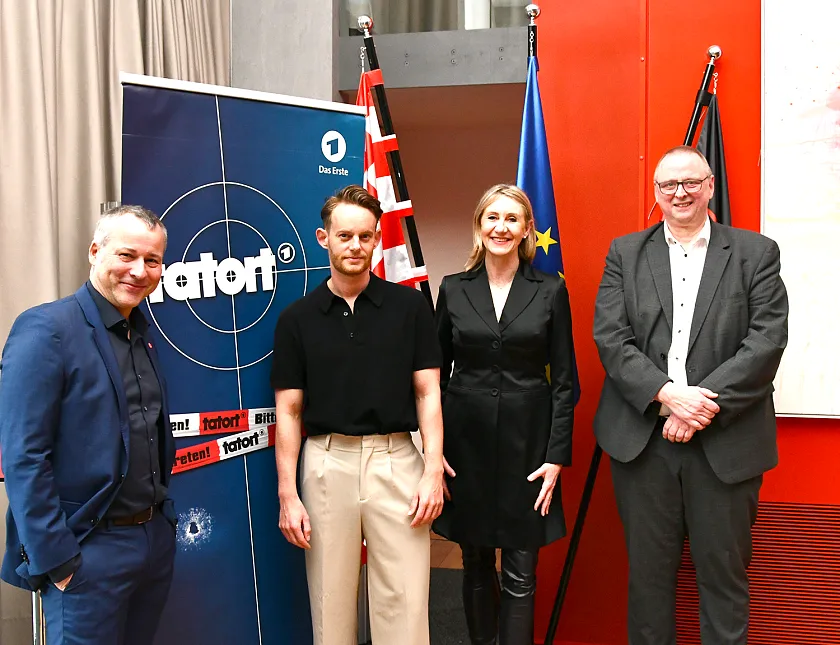 (v.l.n.r.) Programmdirektor Radio Bremen Jan Weyrauch, Schauspieler Patrick Güldenberg, Leiterin Kommunikation, Presse Marketing, Radio Bremen Christina Del Din, Bevollmächtigter Staatsrat Dr. Olaf Joachim. Foto: LVHB
