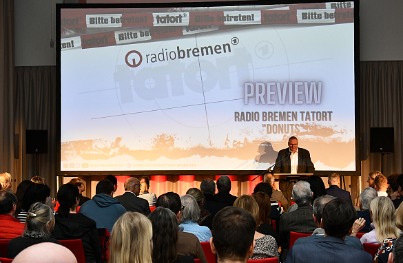 Staatsrat Dr. Olaf Joachim begrüßt die 130 Berlinerinnen und Berliner und Buten Bremerinnen und Bremer zur Erstausstrahlung des neuen Radio Bremen Tatort Donuts. Foto LVHB