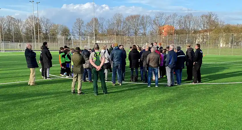 Sportlerinnen und Sportler haben die offizielle Übergabe des Kunstrasenplatzes an der Bezirkssportanlage Findorff gefeiert. Foto: Sportressort
