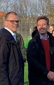 Sport-Staatsrat Jan Fries (links) und Frank Steinhardt von der SG Findorff während der Eröffnungsfeier auf der Bezirkssportanlage Findorff. Foto: Sportressort
