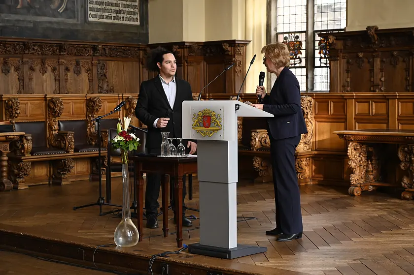 Einer von insgesamt 866 neu eingebürgerten Bremerinnen und Bremern: Geomar Martinez Perez. 2018 kam er aus Kuba nach Bremen. Foto: Senatspressestelle